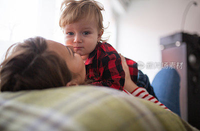 mother work´s and play with her child